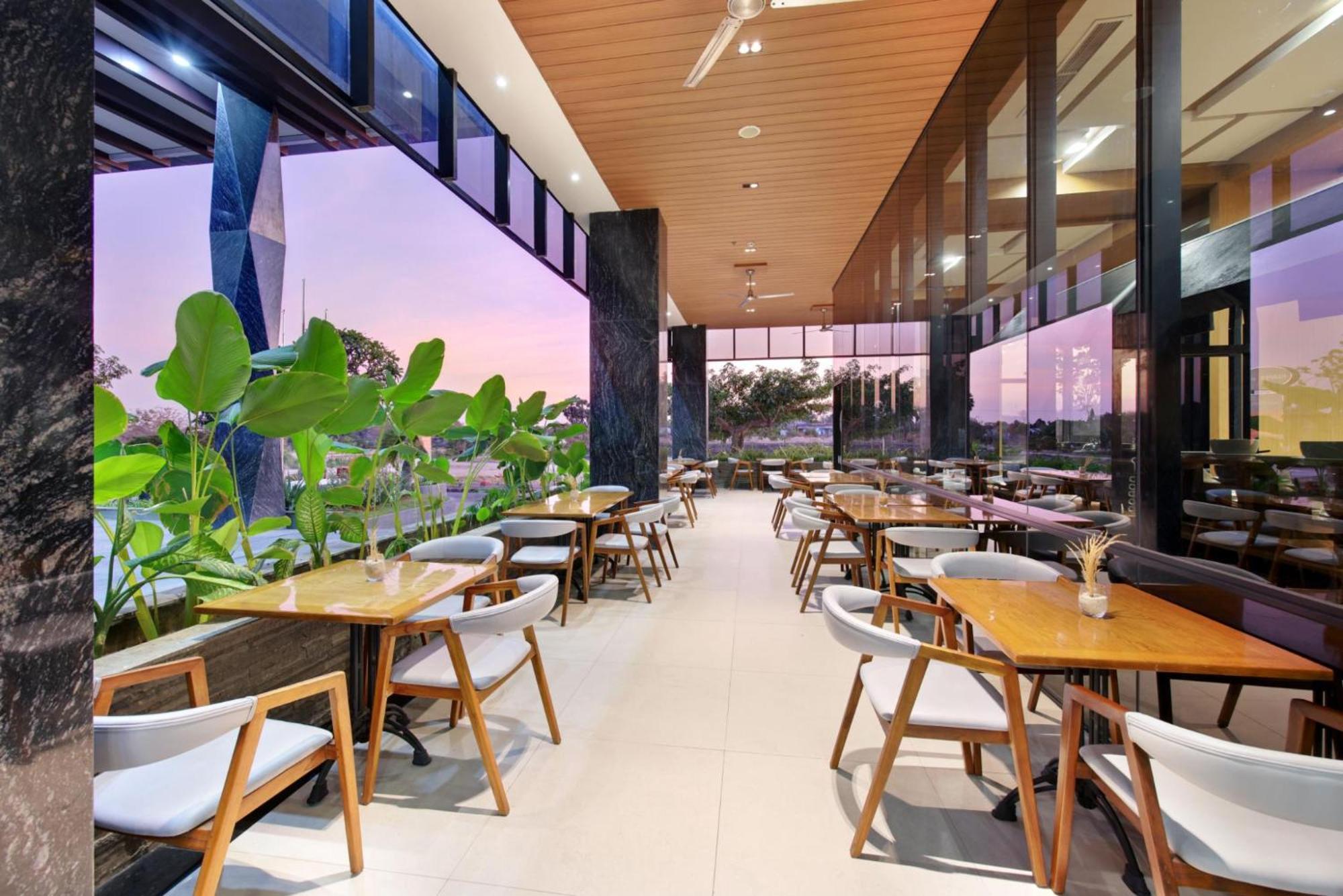 Harper Kupang By Aston Hotel Exterior foto